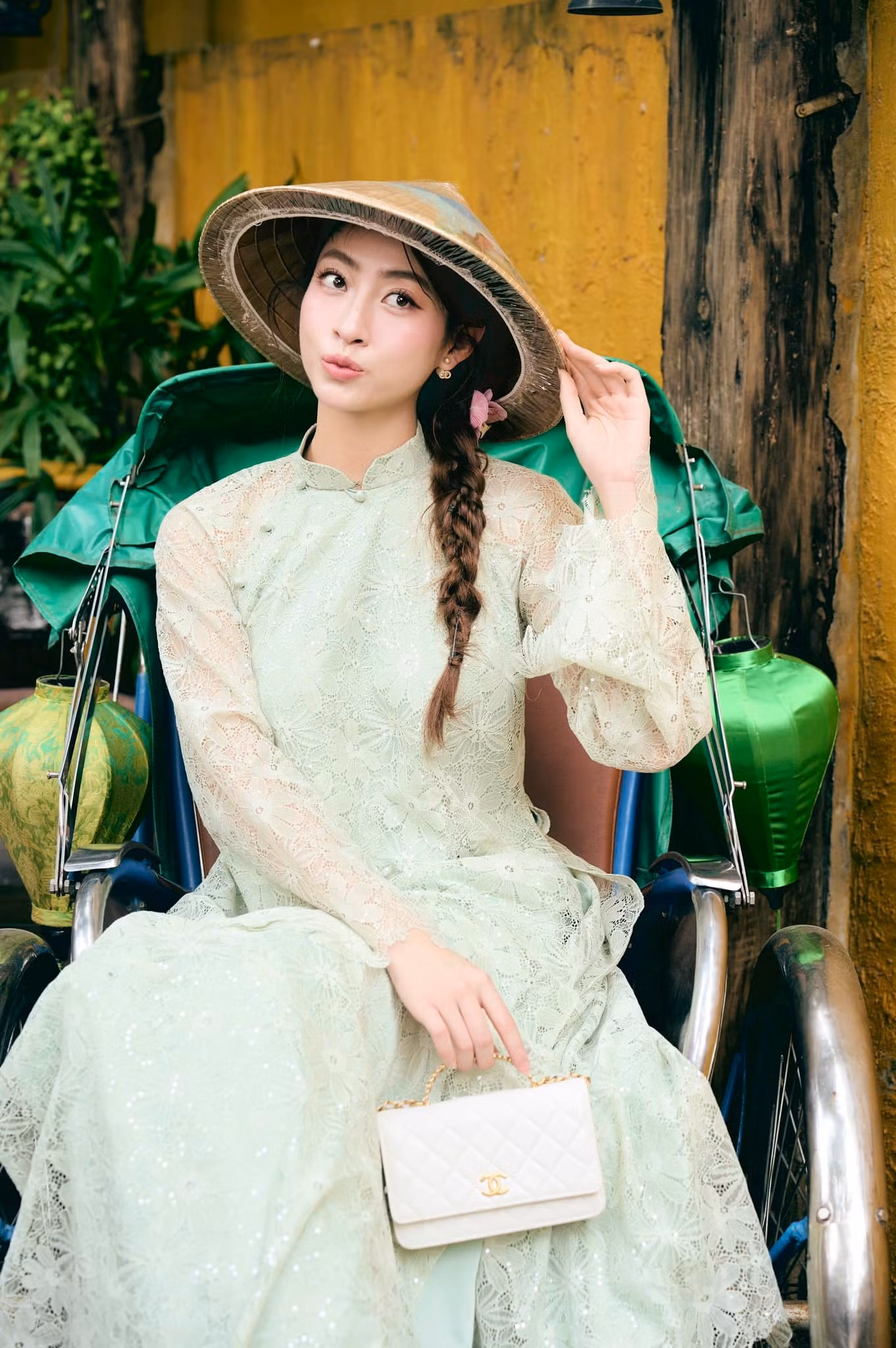 Hoa hậu Lương Thùy Linh mặc áo dài ren màu xanh đi vãn cảnh chùa ở quê hương Cao Bằng trong ngày Mùng 3 Tết.