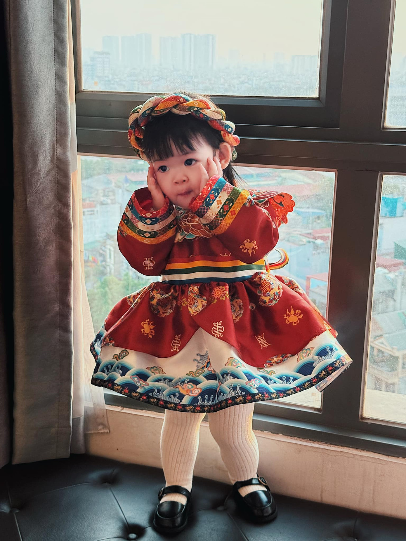 Trên trang cá nhân, Hoa hậu Đỗ Mỹ Linh đăng ảnh con gái vào ngày Mùng 3 Tết. Cô bé được mẹ cho ăn mặc rực rỡ, nổi bật khi đi du xuân. Hình ảnh con gái Đỗ Mỹ Linh gây sốt mạng xã hội, nhận được hơn 5.500 lượt yêu thích và hàng trăm bình luận khen ngợi vẻ đáng yêu. Đỗ Mỹ Linh và Chủ tịch CLB Hà Nội - Đỗ Vinh Quang - kết hôn hồi tháng 10/2022 và chào đón con gái đầu lòng hồi tháng 7/2023. Cô bé được đặt tên Tuệ An, tên thân mật ở nhà là Titi.