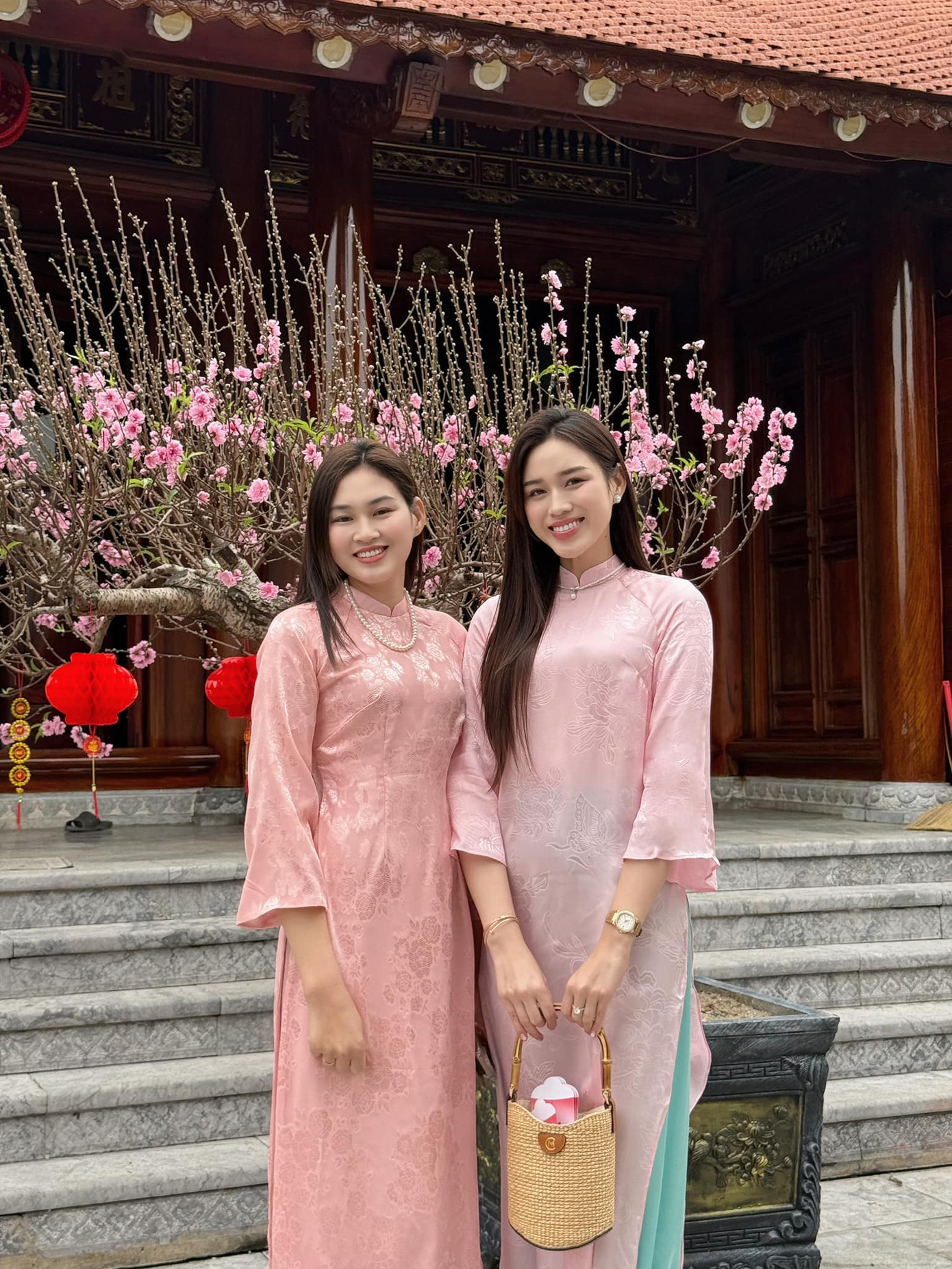 Hoa hậu Đỗ Thị Hà diện áo dài khi cùng cả nhà đi chùa trong ngày mùng 1 Tết.