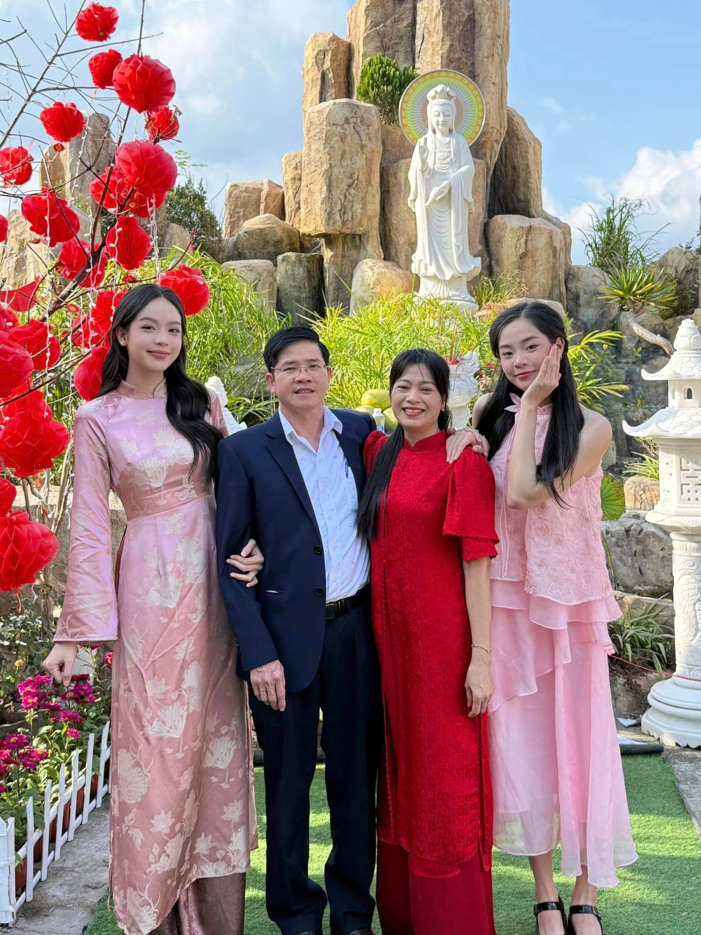 Hoa hậu Thanh Thủy cùng bố mẹ và em gái mặc áo dài đi du xuân ngày Mùng 1 Tết.