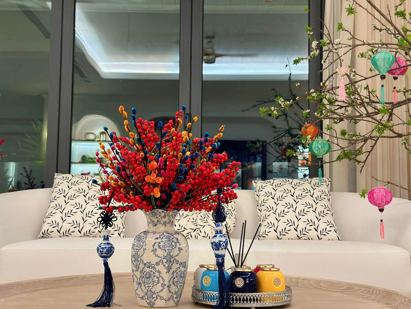 Hoa hậu Đặng Thu Thảo khoe ảnh bên chồng - doanh nhân Trung Tín - trong ngày Mùng 3 Tết. Người đẹp mặc áo dài hồng nền nã, thanh lịch. Không gian biệt thự của Hoa hậu Việt Nam 2012 được trang trí sang trọng, rực rỡ để đón năm mới.