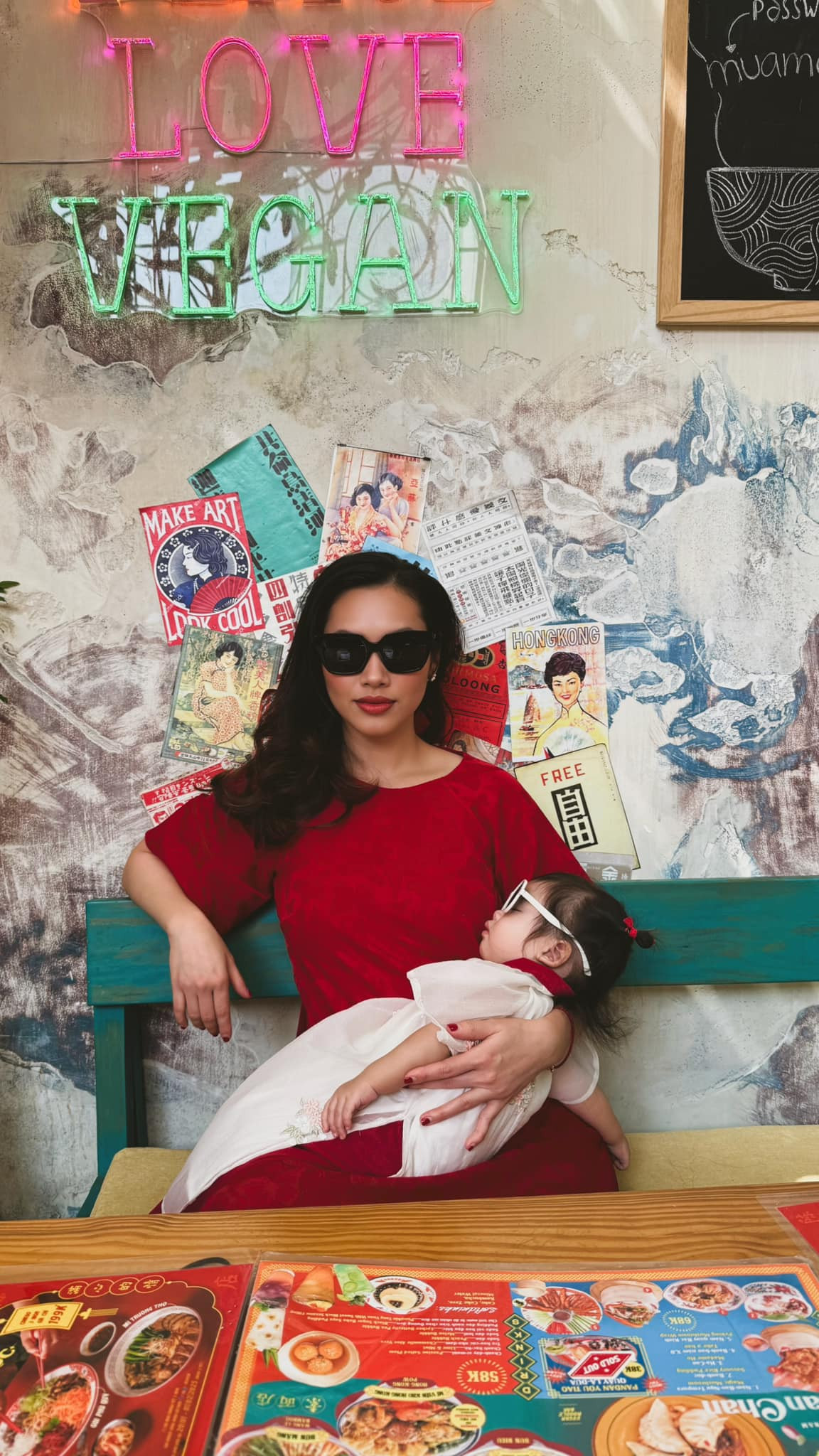 Á hậu Hoàng My khoe ảnh con gái trên trang cá nhân. Cô bé được mẹ cho mặc áo dài khi đi du xuân. Bé Ayla chào đời khỏe mạnh vào đầu tháng 4/2024 tại Áo, sau hành trình mang bầu nhiều vất vả của Hoàng My. Là người đam mê dịch chuyển và khám phá, á hậu Hoàng My cho con gái đầu lòng đi nhiều nơi dù mới vài tháng tuổi.