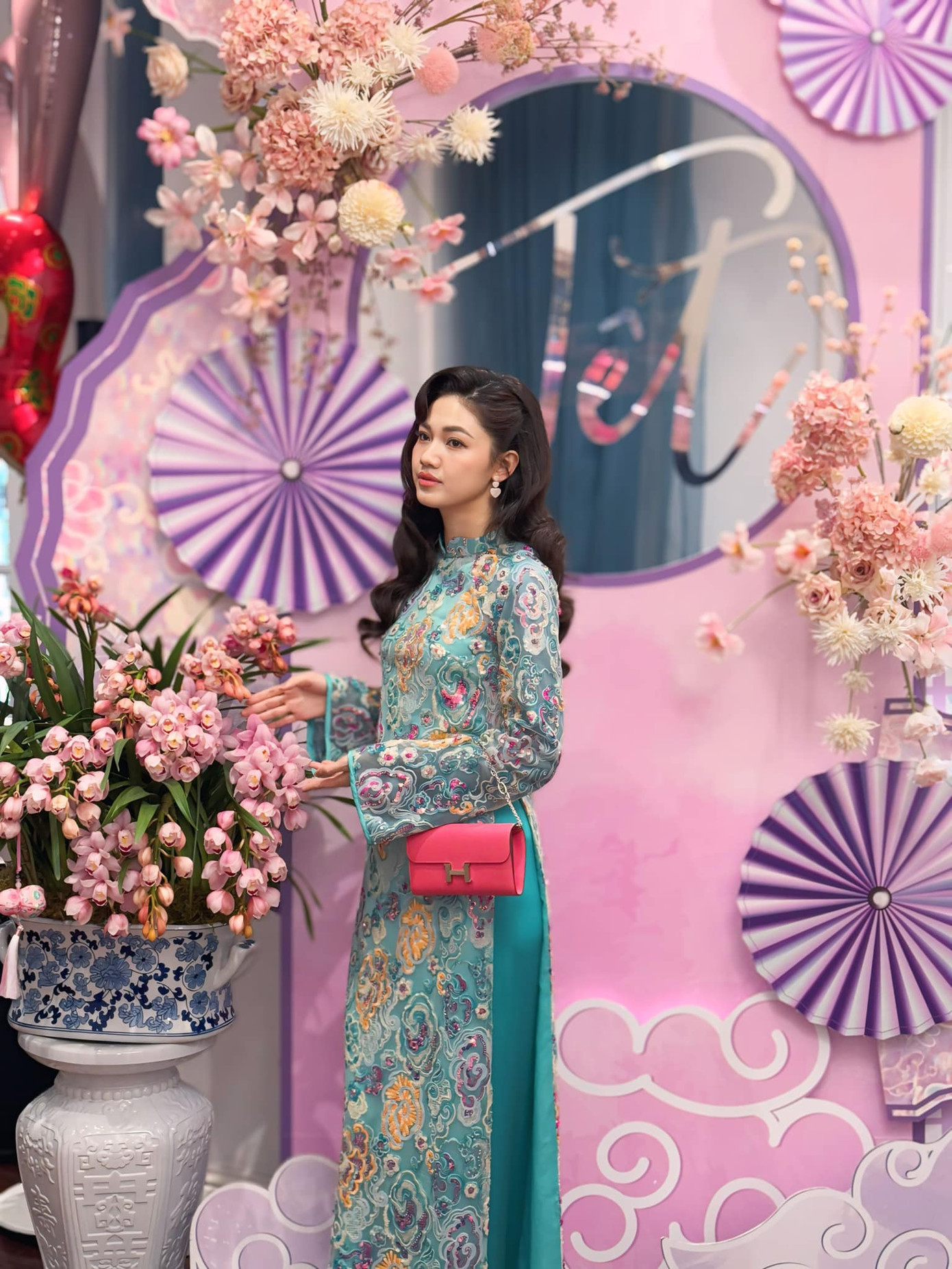 Á hậu Thanh Tú diện áo dài họa tiết nổi bật khi đi chúc Tết bố mẹ.