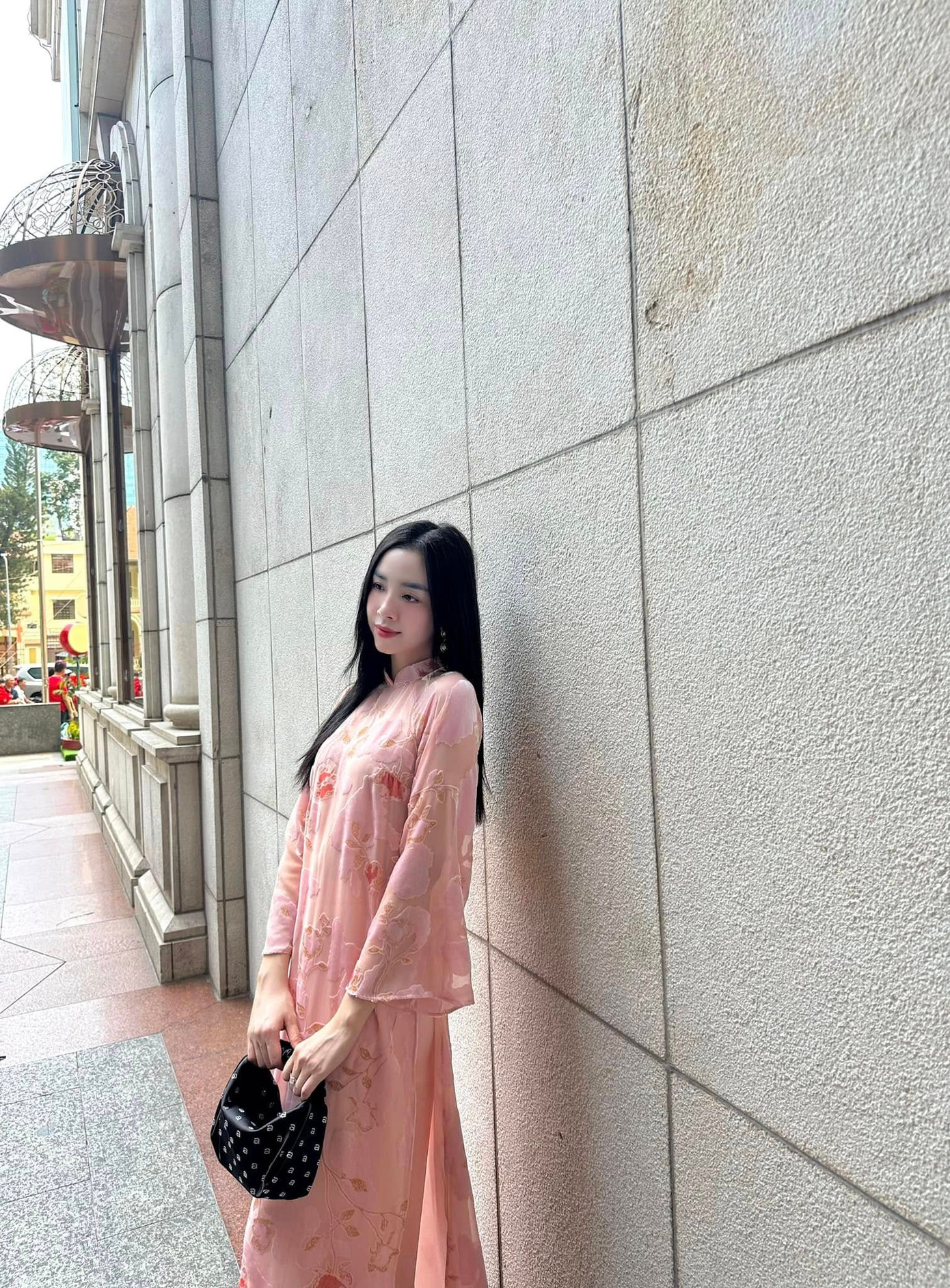 Á hậu Thúy An và chồng con trên đường phố TPHCM ngày Mùng 3 Tết.