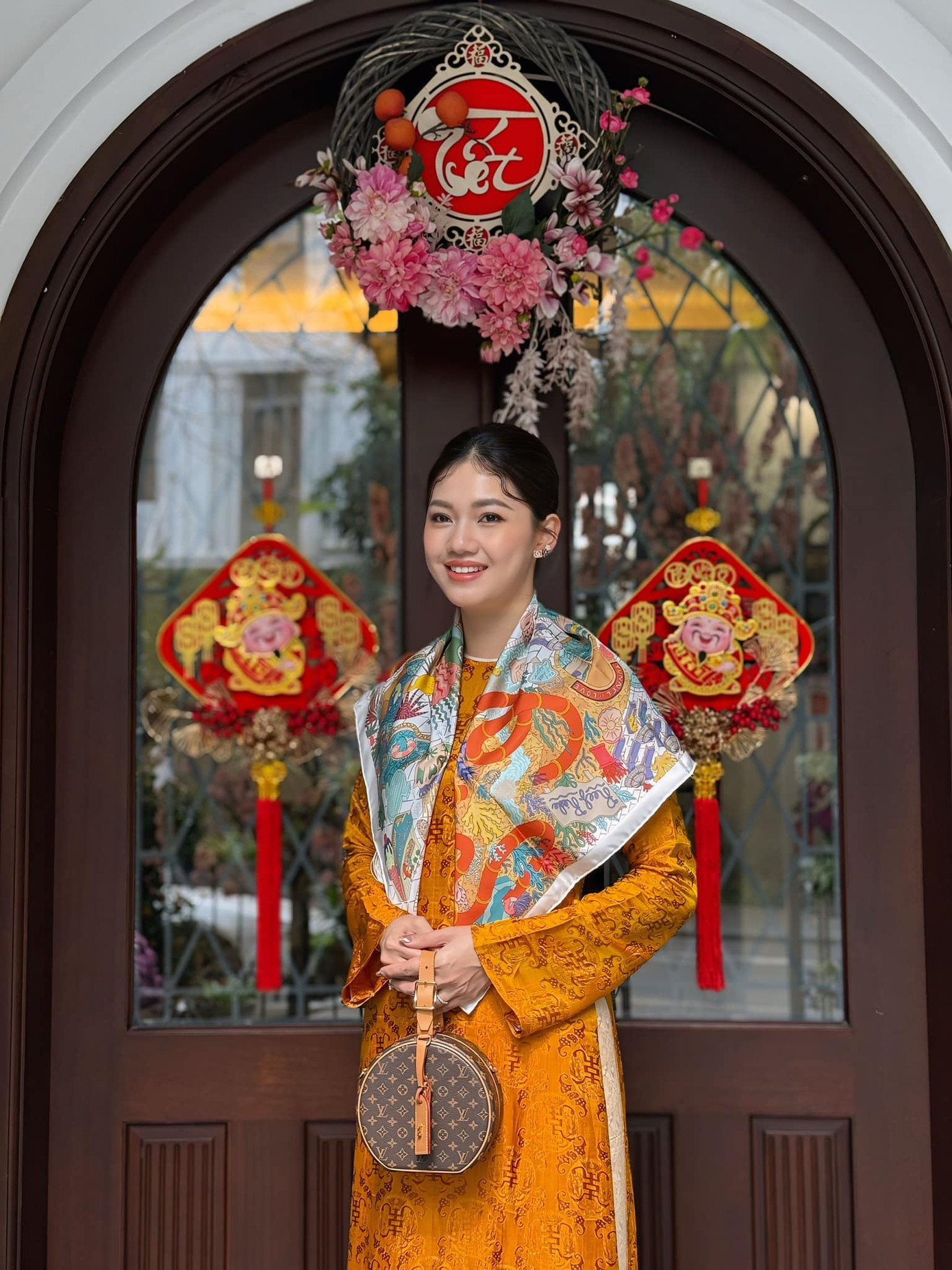 Á hậu Thanh Tú mặc áo dài rực rỡ, cùng chồng và hai con trai đi du xuân trong ngày Mùng 3 Tết. Á hậu Việt Nam 2016 chăm chỉ mặc áo dài trong dịp Tết Ất Tỵ. Cô ưu ái các thiết kế áo dài lụa, dáng suông, có họa tiết hoa nổi bật.