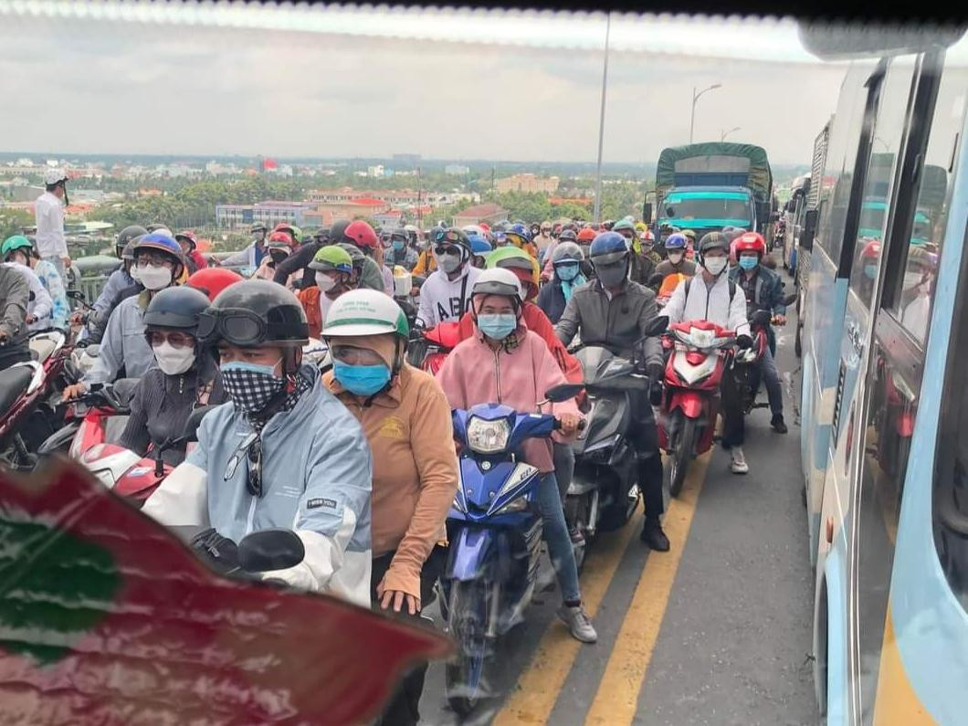 Ở phía bờ Tiền Giang, dòng phương tiện ùn tắc từ ngã ba Trung Lương đến cầu Rạch Miễu. Phía Bến Tre ùn tắc kéo dài từ cầu Rạch Miễu đến ngã tư An Khánh. Ở phía bờ Tiền Giang, dòng phương tiện ùn tắc từ ngã ba Trung Lương đến cầu Rạch Miễu. Phía Bến Tre ùn tắc kéo dài từ cầu Rạch Miễu đến ngã tư An Khánh.