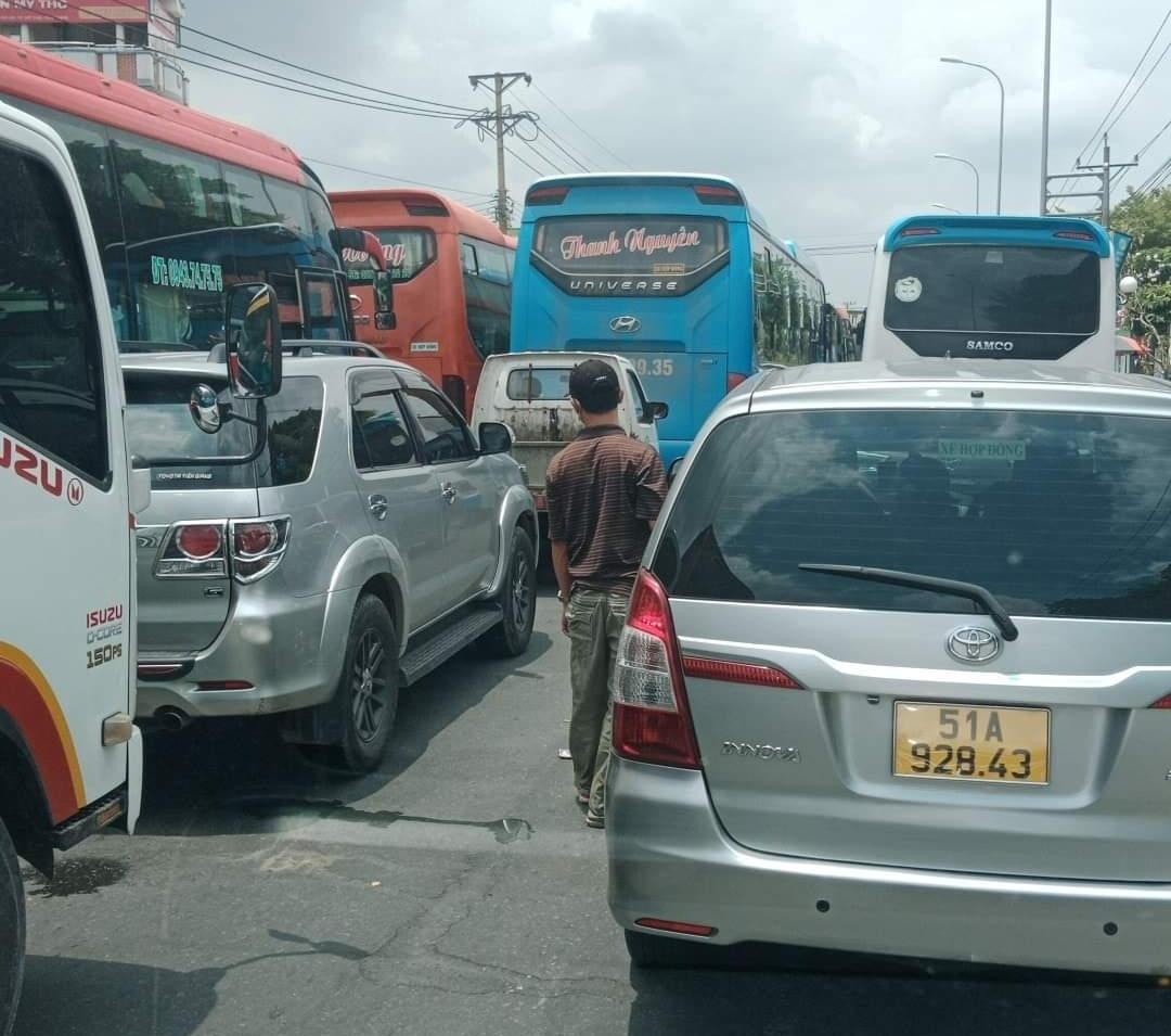 Lực lượng chức năng 2 tỉnh Tiền Giang và Bến Tre đã phối hợp chốt chặn một chiều để ưu tiên một chiều lưu thông nhưng vẫn không giải toả hết lượng xe. Lực lượng chức năng 2 tỉnh Tiền Giang và Bến Tre đã phối hợp chốt chặn một chiều để ưu tiên một chiều lưu thông nhưng vẫn không giải toả hết lượng xe.