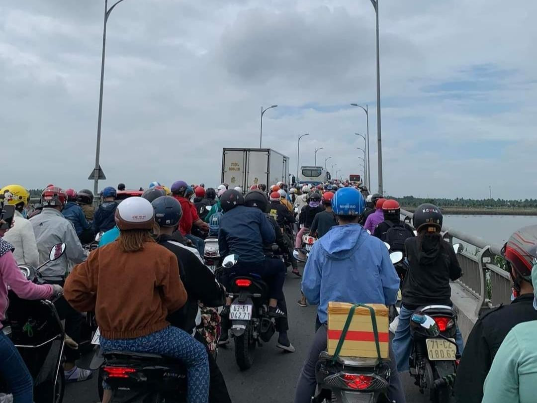 Ngày đầu nghỉ lễ, cầu Rạch Miễu 'tê liệt' từ sáng đến trưa ảnh 1 Ngày đầu nghỉ lễ, cầu Rạch Miễu 'tê liệt' từ sáng đến trưa ảnh 1