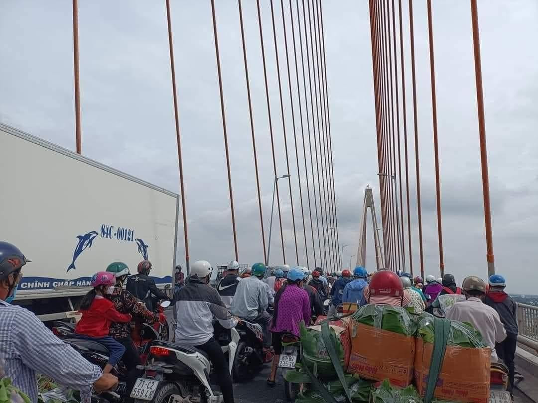 Dự báo tình trạng ùn tắc giao thông qua cầu Rạch Miễu và tuyến Quốc lộ 60 vẫn còn tiếp tục kéo dài trong dịp nghỉ lễ năm nay. Dự báo tình trạng ùn tắc giao thông qua cầu Rạch Miễu và tuyến Quốc lộ 60 vẫn còn tiếp tục kéo dài trong dịp nghỉ lễ năm nay.