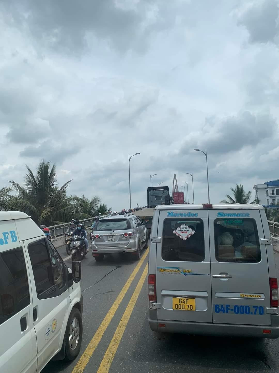 Hàng nghìn phương tiện xe máy, ô tô, xe tải, xe khách,… nối đuôi nhau trên cầu Rạch Miễu lúc 13h ngày 30/4. Hàng nghìn phương tiện xe máy, ô tô, xe tải, xe khách,… nối đuôi nhau trên cầu Rạch Miễu lúc 13h ngày 30/4.