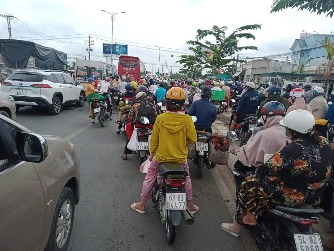 Dòng người và phương tiện ùn tắc tại chân cầu Rạch Miễu (phía bờ tỉnh Bến Tre). Dòng người và phương tiện ùn tắc tại chân cầu Rạch Miễu (phía bờ tỉnh Bến Tre).