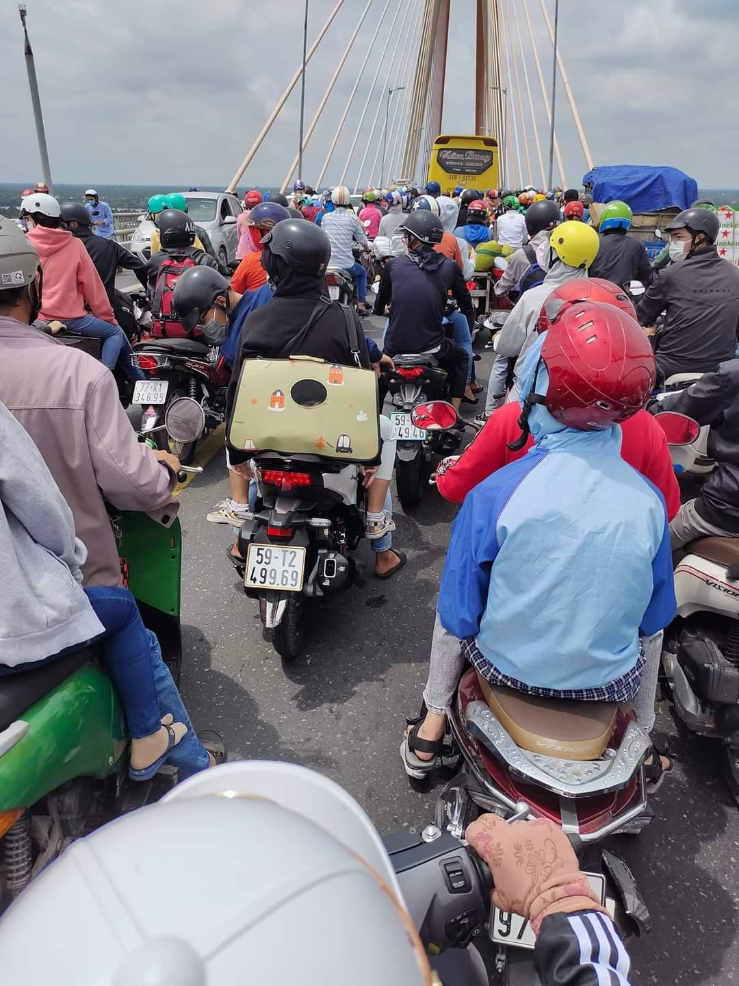 Chị Đặng Thị Bích Truyền (quê Vĩnh Long) cho biết: "Bình thường tôi chỉ mất khoảng 5 phút để đi qua cầu Rạch Miễu, nhưng hôm nay đã hơn 30 phút tôi vẫn chưa lên được cầu". Chị Đặng Thị Bích Truyền (quê Vĩnh Long) cho biết: "Bình thường tôi chỉ mất khoảng 5 phút để đi qua cầu Rạch Miễu, nhưng hôm nay đã hơn 30 phút tôi vẫn chưa lên được cầu".