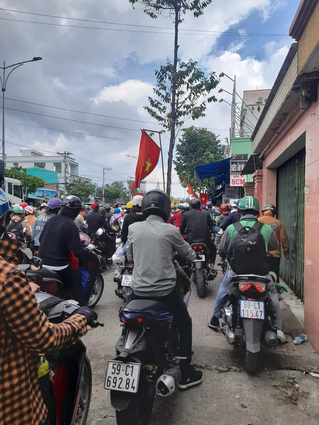 Đến khoảng 13h, dòng xe vẫn tiếp tục ùn tắc cách chân cầu Rạch Miễu hàng cây số. Do lượng xe gắn máy tham gia giao thông quá đông nên xuất hiện hiện tượng chen lấn. Đến khoảng 13h, dòng xe vẫn tiếp tục ùn tắc cách chân cầu Rạch Miễu hàng cây số. Do lượng xe gắn máy tham gia giao thông quá đông nên xuất hiện hiện tượng chen lấn.