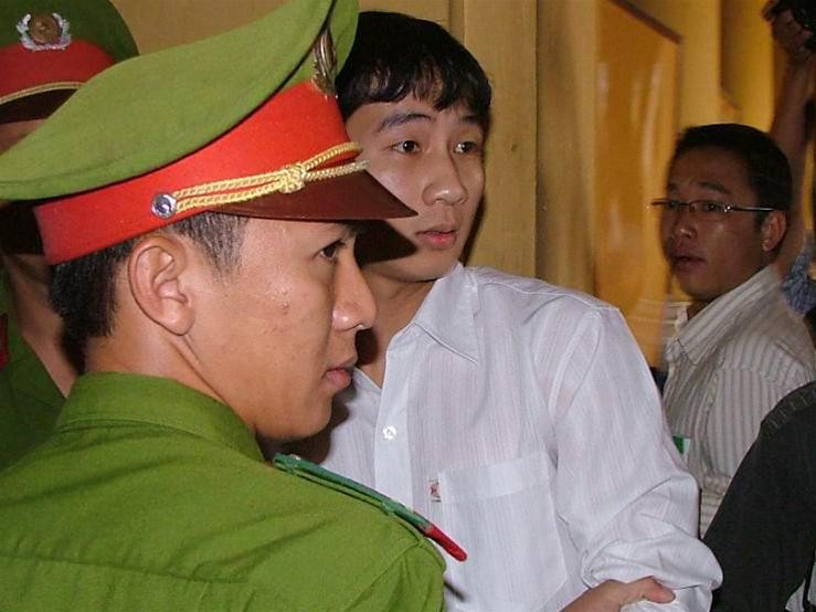 Hải Lâm có mặt tại tòa trên tay cầm theo cáo trạng Văn Trương vào cùng thời gian với Hải Lâm Hải Lâm lặng lẽ đọc cáo trạng chờ phiên tòa khai mạc Từ sáng sớm, đông đảo người dân chờ đợi phiên tòa diễn ra Từ 6h nhóm PV trong nước đã có mặt để đưa tin về phiên tòa Văn Trương đôi mắt đỏ ngầu do mất ngủ vì lo lắng PV hãng thông tấn AP (trái) cũng có mặt để đưa tin về phiên tòa Nhóm bị cáo tại ngoại có mặt trong phòng xử án Lúc 7h55 Văn Quyến có mặt tại tòa Áp giải Lê Quốc Vượng cùng Trương Tấn Hải đến phiên toà Tiếp viên hàng không Phan Thị Cẩm Lai bạn gái Quốc Vượng- bị tòa triệu tập với tư cách người có quyền lợi nghĩa vụ liên quan cũng có mặt Mở còng cho Tấn Hải và Quốc Vượng trước giờ khai mạc phiên tòa xét xử Hải Lâm có mặt tại tòa trên tay cầm theo cáo trạng Văn Trương vào cùng thời gian với Hải Lâm Hải Lâm lặng lẽ đọc cáo trạng chờ phiên tòa khai mạc Từ sáng sớm, đông đảo người dân chờ đợi phiên tòa diễn ra Từ 6h nhóm PV trong nước đã có mặt để đưa tin về phiên tòa Văn Trương đôi mắt đỏ ngầu do mất ngủ vì lo lắng PV hãng thông tấn AP (trái) cũng có mặt để đưa tin về phiên tòa Nhóm bị cáo tại ngoại có mặt trong phòng xử án Lúc 7h55 Văn Quyến có mặt tại tòa Áp giải Lê Quốc Vượng cùng Trương Tấn Hải đến phiên toà Tiếp viên hàng không Phan Thị Cẩm Lai bạn gái Quốc Vượng- bị tòa triệu tập với tư cách người có quyền lợi nghĩa vụ liên quan cũng có mặt Mở còng cho Tấn Hải và Quốc Vượng trước giờ khai mạc phiên tòa xét xử