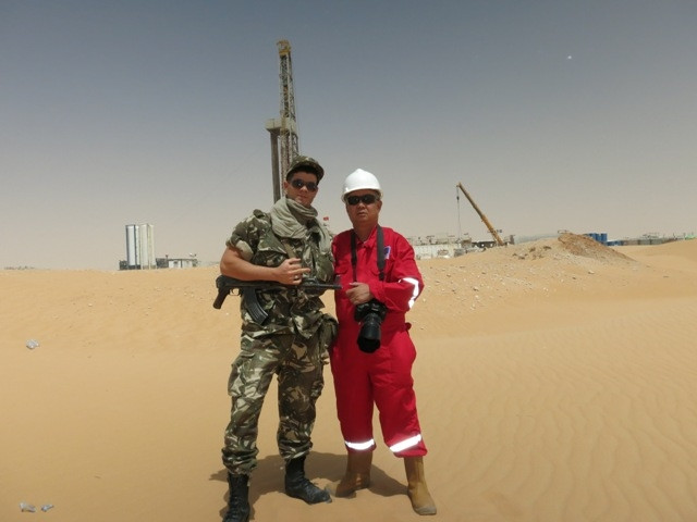 Nhà báo Như Phong và người lính Algerie bảo vệ giàn khoan PVD-11