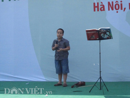 Cậu bé 10 tuổi thuyết trình tiếng Anh khi tham dự một sự kiện được tổ chức tại Hà Nội vào ngày 24-9