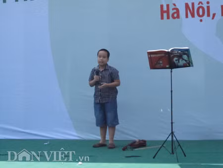 Cậu bé 10 tuổi thuyết trình tiếng Anh khi tham dự một sự kiện được tổ chức tại Hà Nội vào ngày 24-9