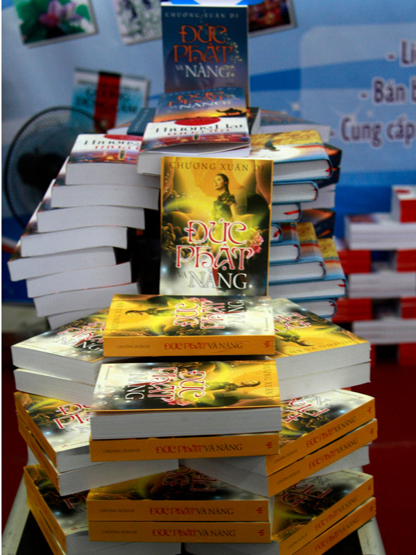 Tại các khu trưng bày, sách đều được xếp thành những hình khối khác nhau. (Trong ảnh là một công trình của gian hàng sách của Công ty Cổ phần Tiền Phong)