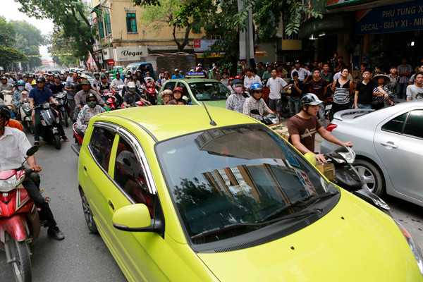 Vụ cháy gây ách tắc giao thông trên phố Huế