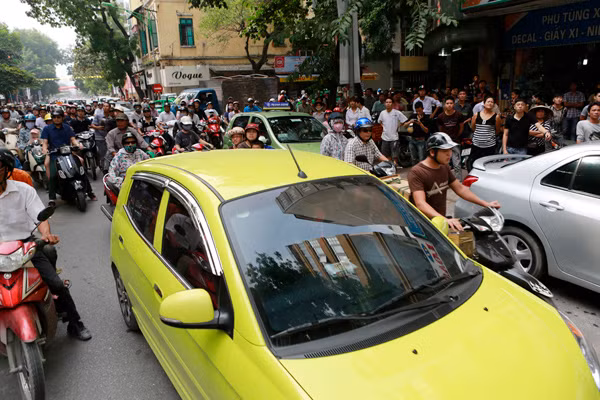 Vụ cháy gây ách tắc giao thông trên phố Huế