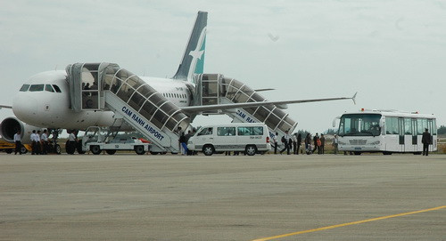 Những hành khách trên chuyến bay quốc tế đầu tiên xuống sân bay Cam Ranh - Ảnh: Quang Phương - TTO