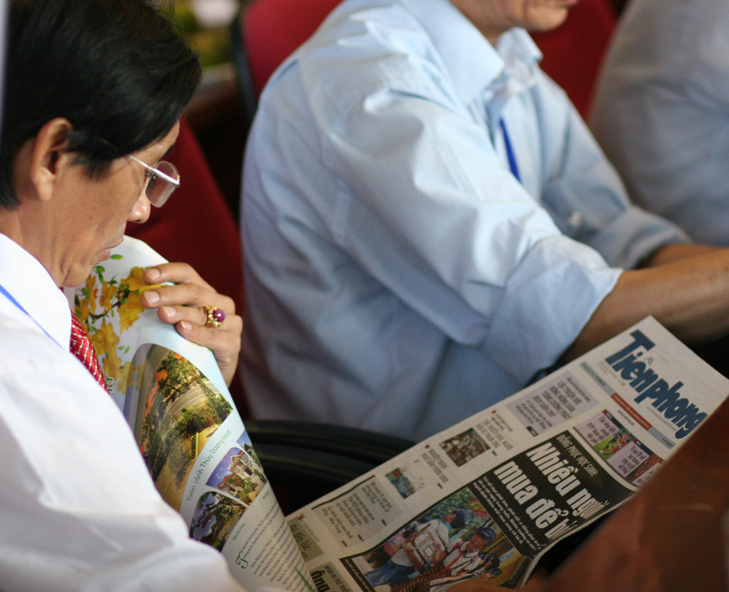 Cùng với trang điện tử, báo giấy được các nhà báo và bà con kiều bào đón đọc