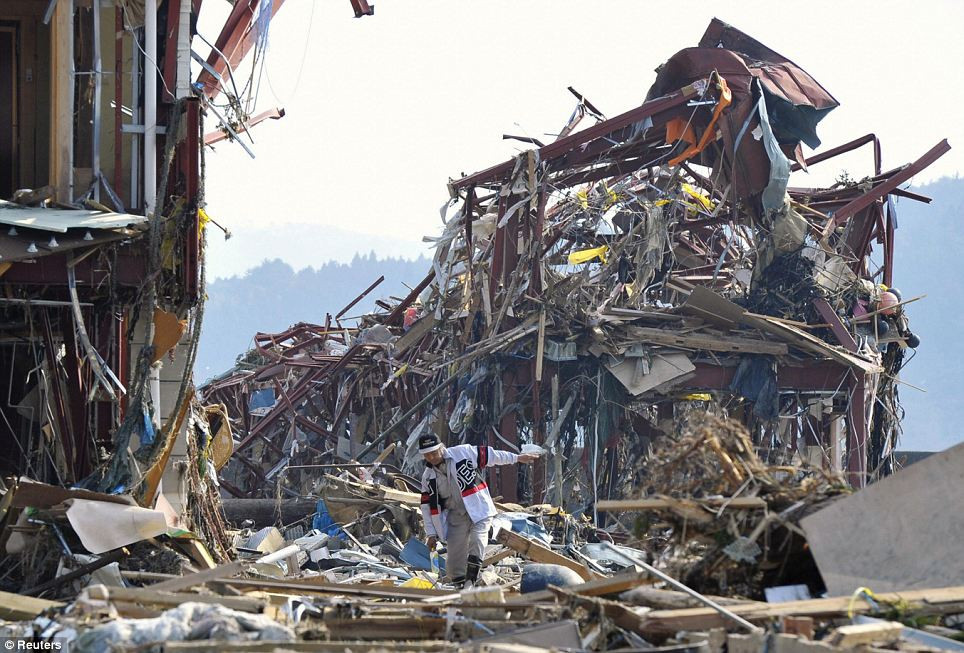 Cảnh đổ nát, tan hoang tại Minamisanrikucho, Miyagi 