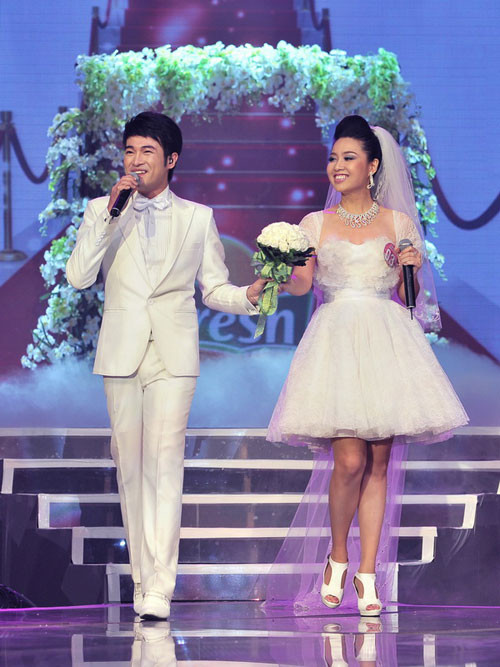 Lê Khánh hụt hẫng trước số điểm thấp của Giám khảo Lê Hoàng. Lê Khánh hụt hẫng trước số điểm thấp của Giám khảo Lê Hoàng