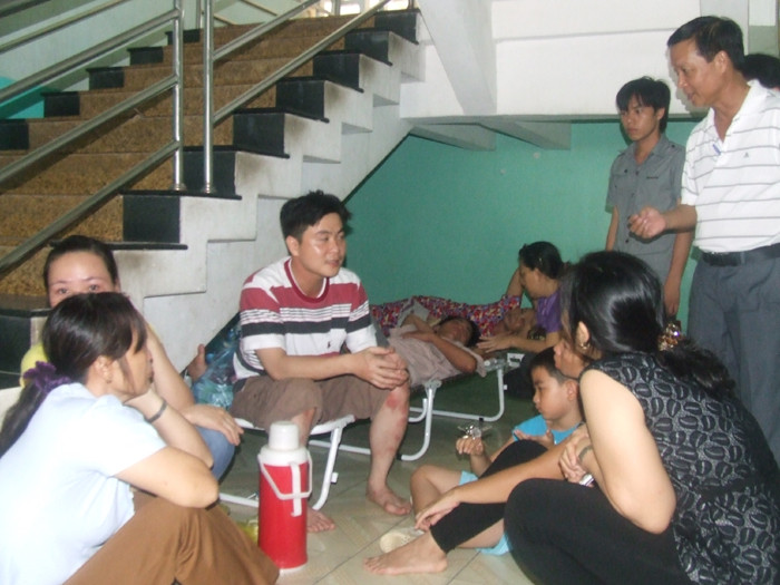 Thân nhân những người bị mất tích tại cảng cứu nạn đang chờ tin từ lực lượng cứu hộ. Ảnh: Thu Hương. Thân nhân những người bị mất tích tại cảng cứu nạn đang chờ tin người nhà. Ảnh: Thu Hương