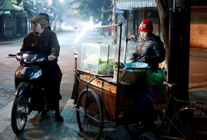 Chị Hà quê Vĩnh Phúc hàng đêm bán bánh mì, ngô luộc quanh con phố Hàng Mã. Chị cho biết những đêm gió lạnh kèm mưa phùn là khổ nhất, đứng một chỗ hay đi lại cũng không yên vì quá lạnh. Giá mỗi chiếc bánh mì kẹp thịt là 20.000 đồng, một bắp ngô luộc nóng là 7.000 đồng - cũng như ban ngày, chứ không tăng vì đêm rét 