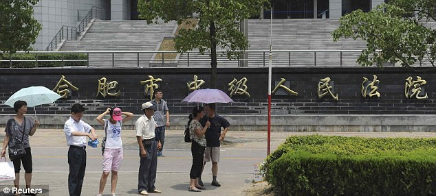 Những người đi đường đứng lại ở bên ngoài tòa án nhân dân thành phố Hợp Phì, tỉnh An Huy, nơi sẽ diễn ra phiên tòa xét xử bà Cốc Khai Lai. Những người đi đường đứng lại ở bên ngoài tòa án nhân dân thành phố Hợp Phì, tỉnh An Huy, nơi sẽ diễn ra phiên tòa xét xử bà Cốc Khai Lai