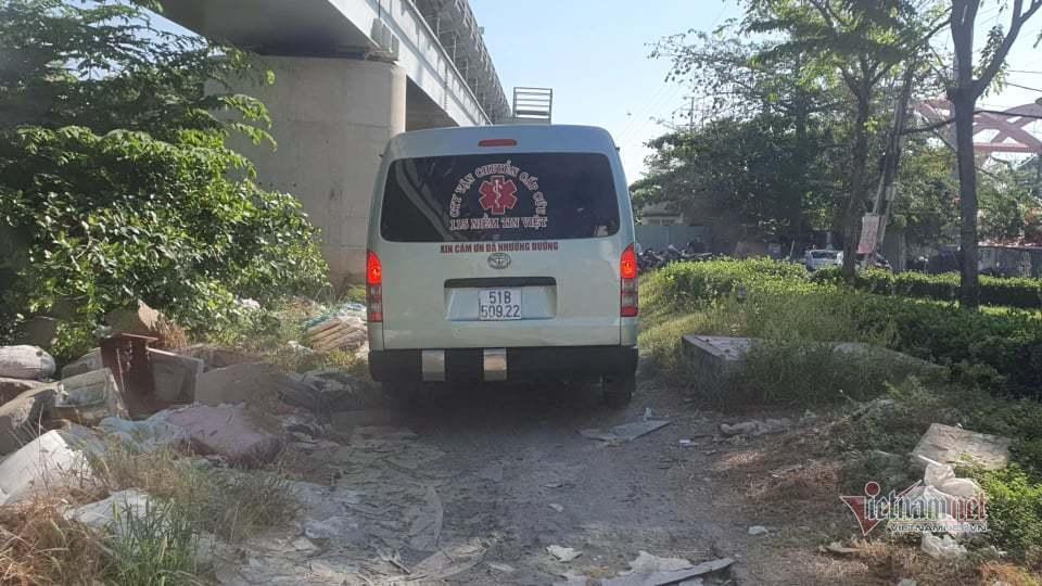 Đưa thi thể nạn nhân đi phục vụ công tác khám nghiệm tử thi, xác định nguyên nhân tử vong Đưa thi thể nạn nhân đi phục vụ công tác khám nghiệm tử thi, xác định nguyên nhân tử vong