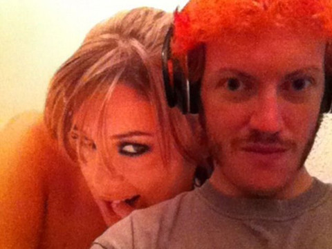 Tên sát nhân James Holmes đã ghép ảnh của mình với ảnh của người mẫu nóng bỏng Keeley Hazell và đăng lên trang cá nhân