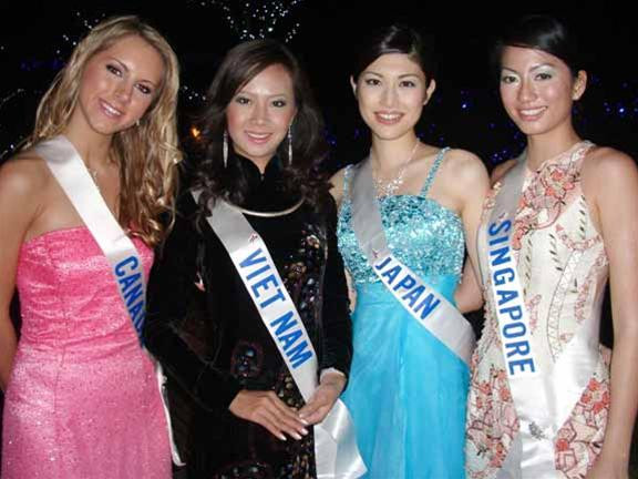 Vũ Ngọc Diệp cùng các người đẹp khác tại buổi tiệc bán đấu giá. Ảnh BTC Vũ Ngọc Diệp cùng các người đẹp khác tại buổi tiệc bán đấu giá. Ảnh BTC