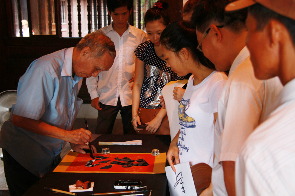 Việt xin chữ cũng được cho là sẽ mang lại may mắn trong thi cử. Ảnh: Trường Phong