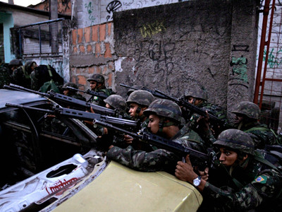 Cảnh sát, quân đội Brazil chuẩn bị tấn công băng đảng ma túy trong khu ổ chuột ở Rio de Janeiro. Ảnh: NBC News