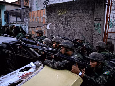 Cảnh sát, quân đội Brazil chuẩn bị tấn công băng đảng ma túy trong khu ổ chuột ở Rio de Janeiro. Ảnh: NBC News