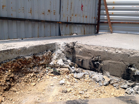 Phần đường kết cấu bê tông dầy khoảng gấp ba lần đường nhựa. Phần đường kết cấu bê tông dầy khoảng gấp ba lần đường nhựa