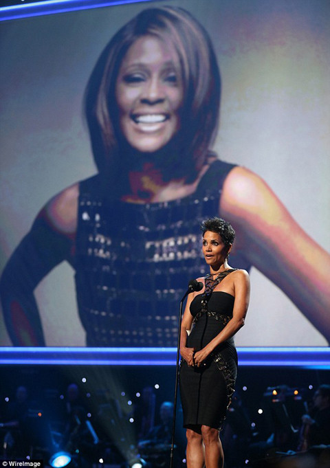 Ngoài Britney, "miêu nữ" Halle Berry và nhiều ngôi sao khác cũng đã tới để bày tỏ lòng ngưỡng mộ với Whitney Houston. Ngoài Britney,