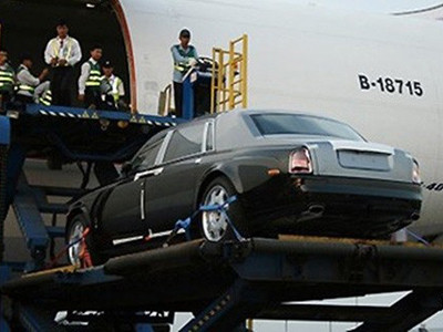 Roll-Royce siêu khủng cập cảng hàng không Tân Sơn Nhất