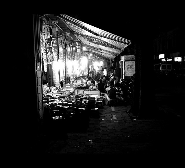 Căn gác cũ kỹ ở phố sách Đinh Lễ Chiếc quạt trần xưa cũ lặng yên trong một buổi tối mùa đông Cậu bé ngồi vẽ Tháp Rùa Gian gác của một bác an ninh già - Quán vắng không người, chiếc bonsai trên tường, bác an ninh im lặng nhìn xa xăm - tất cả cùng một sự đồng điệu và cuốn hút kì lạ. Không ồn ã như các phố Đinh Lễ hay Nguyễn Xí, sạp báo nhỏ ở đầu Hàng Trống vẫn lặng lẽ sáng lên mỗi tối.