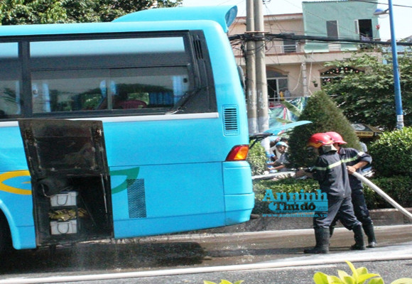 Chiếc xe khách bị cháy ở phần sau đuôi