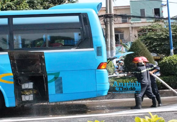 Chiếc xe khách bị cháy ở phần sau đuôi