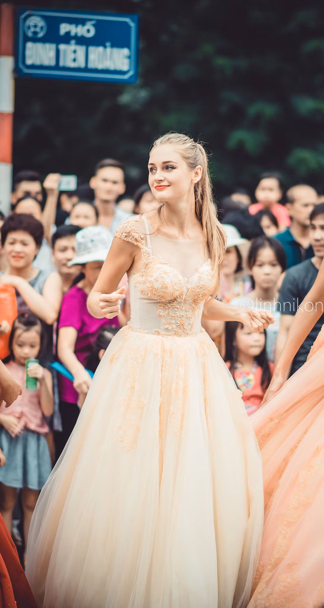 Cư dân mạng ‘truy tìm’ thiên thần tóc vàng trên phố đi bộ ảnh 6