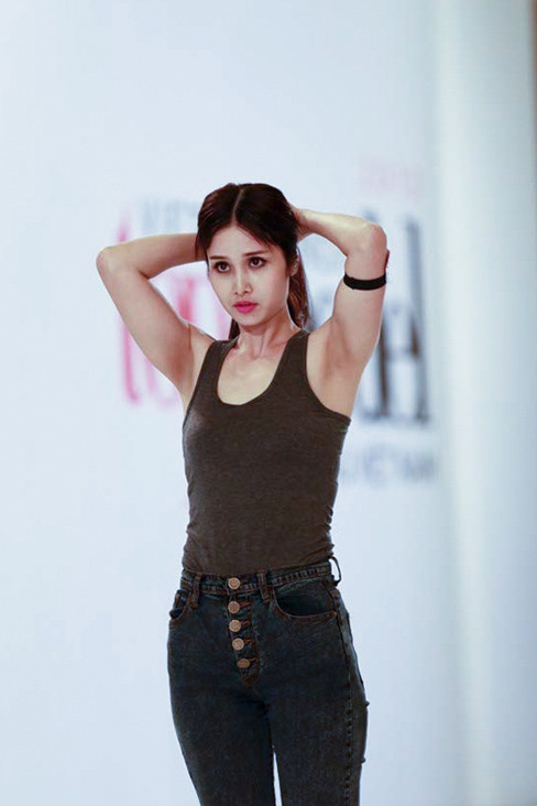 Thảo Trang được yêu cầu vén tóc để BGK nhìn rõ các đường nét trên gương mặt