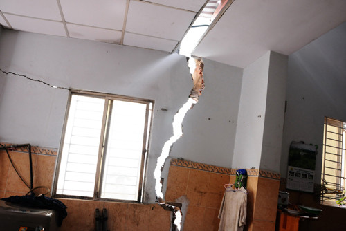 Ở phần trên căn nhà, bức tường bị xé làm đôi, hở cả mái