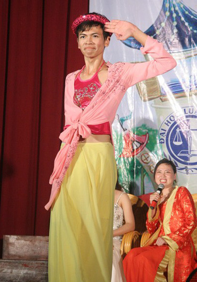 Hài hước cho đêm "Đón lốc" Càng tạo thêm nhiều nét hài hước