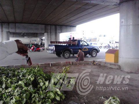 Chiếc xe lực lượng CSCĐ 141 CATPHCM (màu xanh) nằm dưới chân cầu vượt An Sương (Q.12) chở anh Sĩ đi cấp cứu trong đêm. Ảnh: Phan Cường 