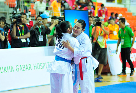 Hoàng Ngân nhận lời chúc mừng từ đối thủ