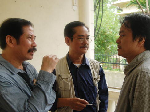 NSND Trần Bình (ngoài cùng bên trái), NSƯT Nguyễn Anh Dũng (giữa) trò chuyện về cố NSND Trọng Khôi. NSND Trần Bình (ngoài cùng bên trái), NSƯT Nguyễn Anh Dũng (giữa) trò chuyện về cố NSND Trọng Khôi